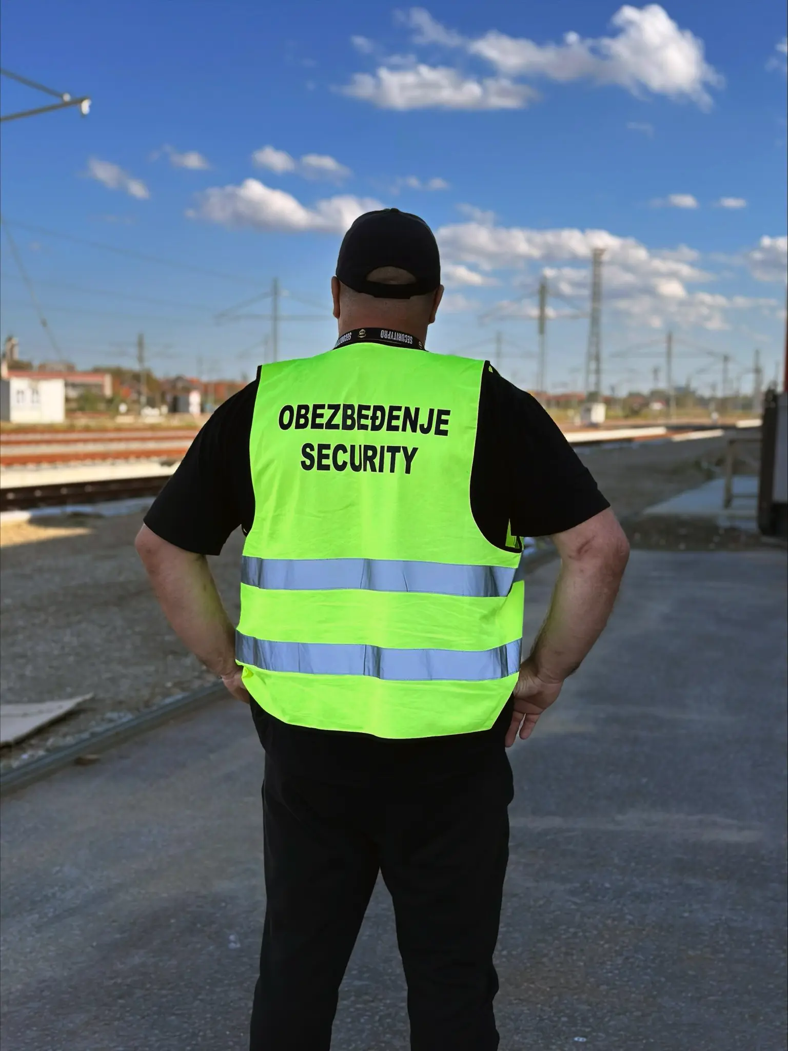 Službenik obezbeđenja Securityproa stoji na svojoj poziciji, osiguravajući sigurnost