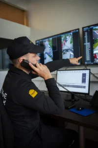 Tehničko Obezbeđenje - Monitoring i kontrola za vašu sigurnost - Securitypro Stage Obezbeđivač prati sigurnosne kamere i alarmni sistem u kontrolnoj sobi za tehničko obezbeđenje.