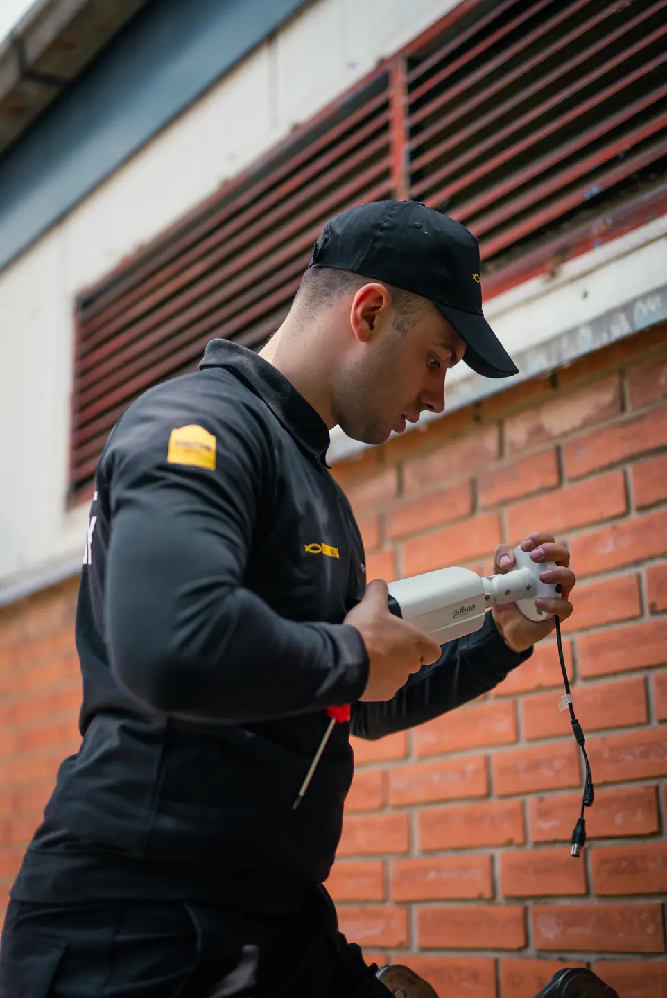 Montaža Video Nadzora - Tehničko Obezbeđenje Securitypro - Securitypro Stage Službenik tehničkog obezbeđenja montira opremu za video nadzor