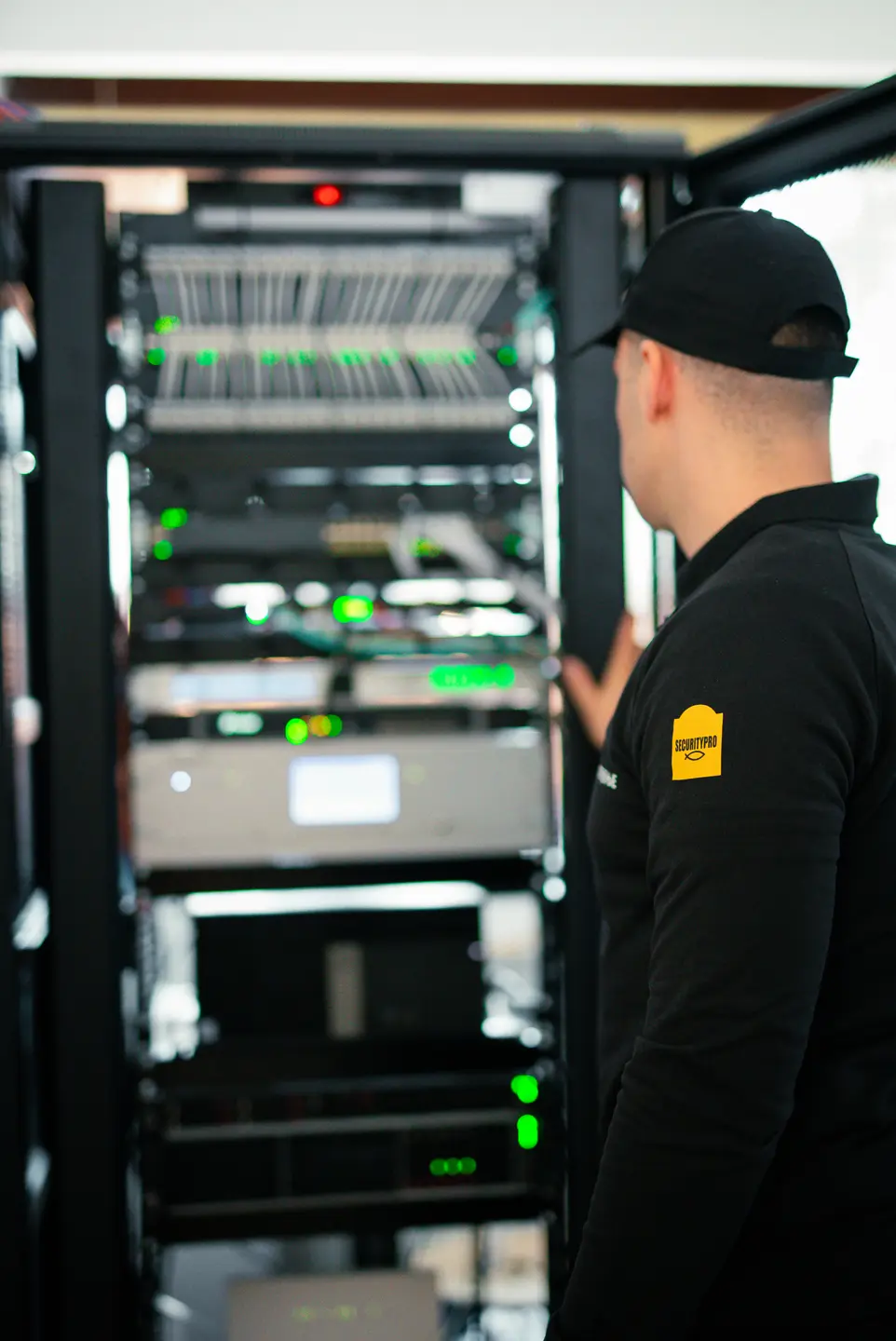 Tehničar nadgleda serversku opremu za Tehničko obezbeđenje