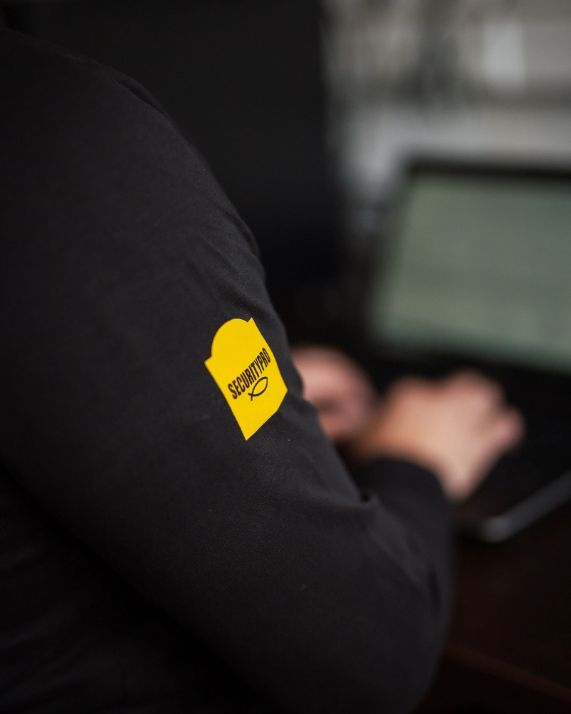 Obezbedjenje – Procena rizika za unapređenje sigurnosti. - Securitypro Stage Obezbedjenje – službenik tima obezbedjenja vrši procenu rizika analizirajući podatke na računaru.