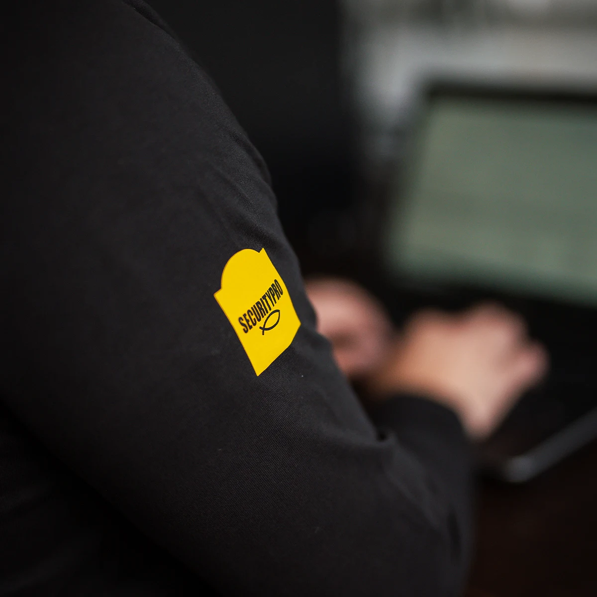 Licencirani čuvar Securitypro tima za profesionalno obezbeđenje, obučen da pruži zaštitu i sigurne usluge.
