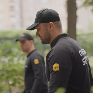 Dva službenika Securitipro tima za fizičko obezbeđenje - Securitypro Stage Članovi Securitypro tima za fizičko obezbeđenje, stručnjaci u sprečavanju kriminalnih aktivnosti na radnom mestu.