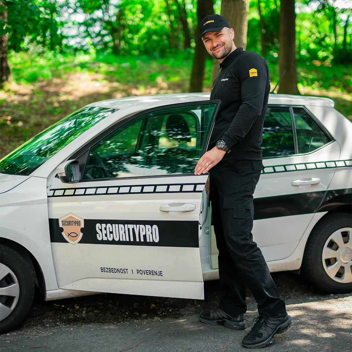 Profesionalac Securitypro tima za fizičko i tehničko obezbeđenje, obučen za zaštitu imovine i sigurnost ljudi na radnim mestima.